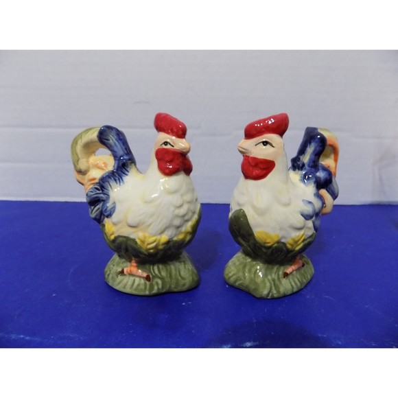 New Roosters Chickens Hens Salt and Pepper Shakers - Picture 1 of 5